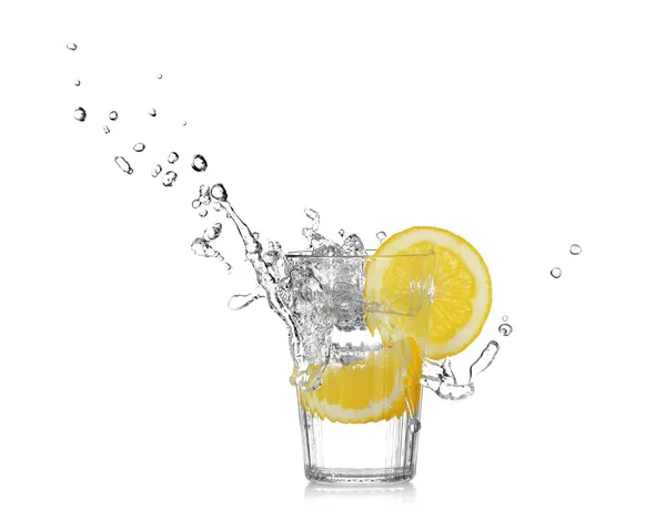 Tranche de citron tombant dans le verre avec de l'eau — Photo