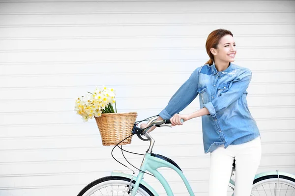 Joven hermosa chica con bicicleta — Foto de Stock