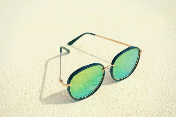 Moderne Sonnenbrille auf Sand am Strand — Stockfoto