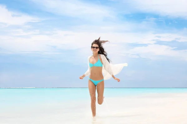 Schöne junge Frau am Strand — Stockfoto