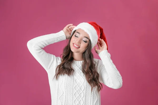 クリスマス帽子の非常に感情的な女性 — ストック写真