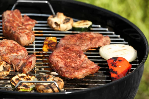 Tasty beefsteaks and vegetables — Stock Photo, Image