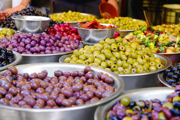 Sada čerstvých oliv v miskách — Stock fotografie