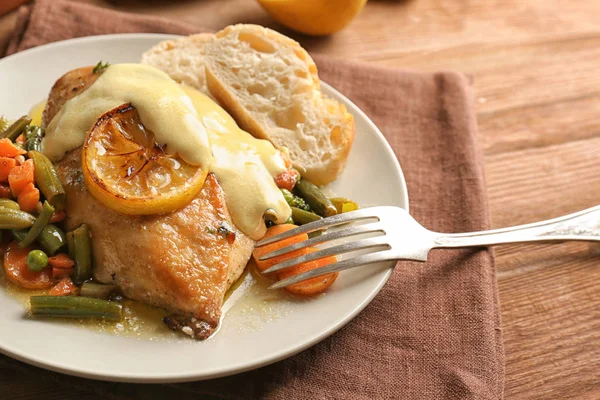 Leckere Hühnerbrust mit Zitrone — Stockfoto