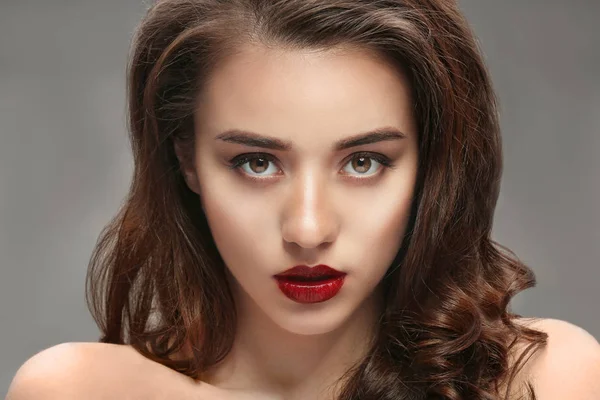 Portrait of beautiful woman with red lips — Stock Photo, Image