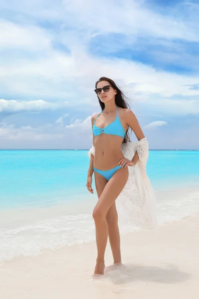 Schöne junge Frau am Strand — Stockfoto