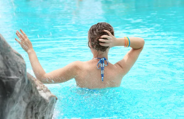Yüzme havuzunda güzel genç bir kadın