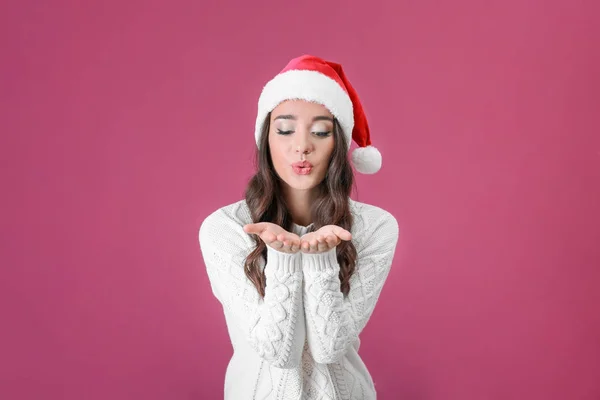 Bastante emotiva dama en sombrero de Navidad —  Fotos de Stock