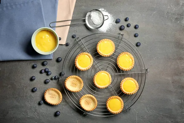 Cooling rack with delicious crispy tarts on table — Stock Photo, Image