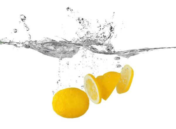 Citron frais tranché dans l'eau — Photo