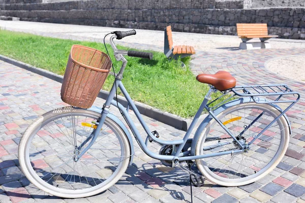 Bicicleta con cesta de mimbre en el parque — Foto de Stock