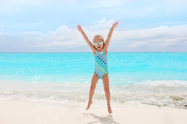 Cute little girl na plaży morskiej — Zdjęcie stockowe