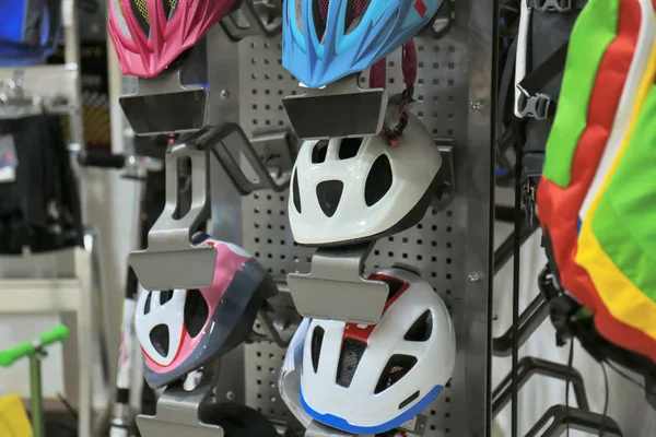 자전거가 게에서 헬멧 — 스톡 사진