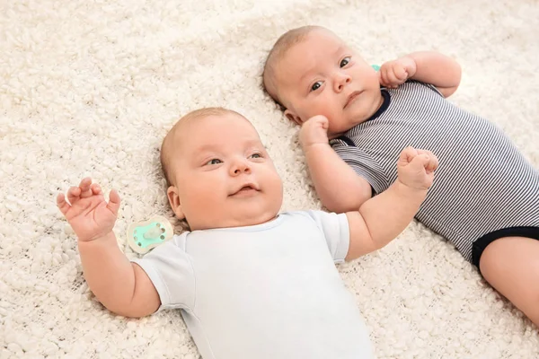 Söta små bebisar — Stockfoto