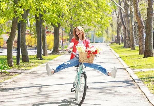 Genç güzel kadın binicilik bisiklet  