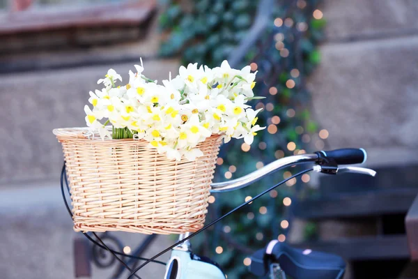 Cykel med korg med blommor — Stockfoto