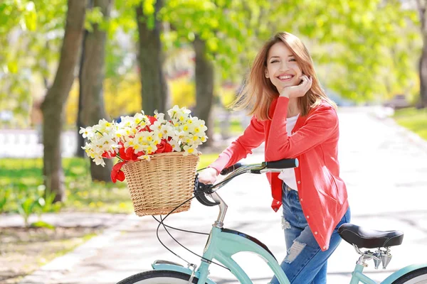 Ung flicka med cykel — Stockfoto