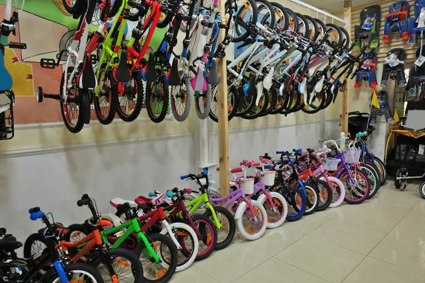 Bicicletas para niños en tienda —  Fotos de Stock