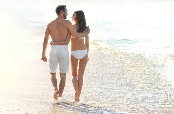 Boldog, fiatal pár tengeren resort — Stock Fotó