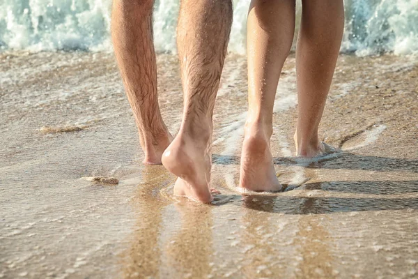 Schönes junges Paar im Seebad — Stockfoto