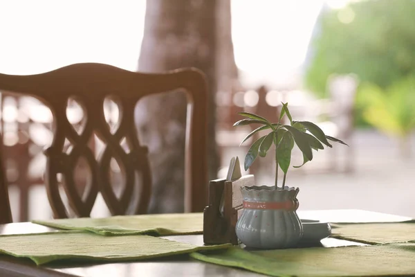 Mesa con servilletas en el café de la calle — Foto de Stock