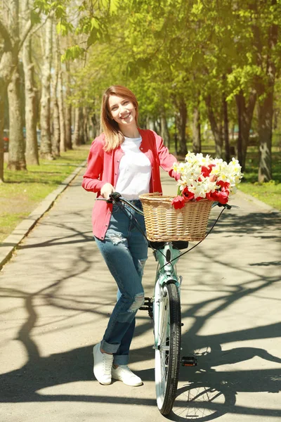 Ung flicka med cykel — Stockfoto