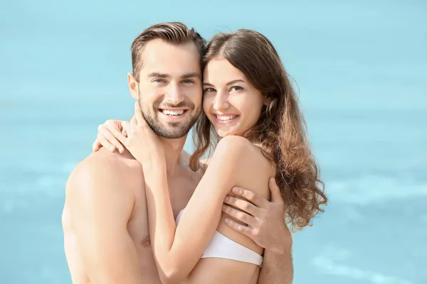 Schönes junges Paar im Seebad — Stockfoto
