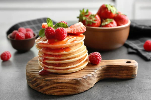 Pancake lezat dengan raspberry — Stok Foto