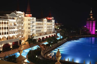 Yüzme havuzlu modern bir otel.