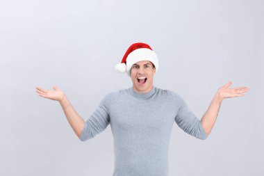 Açık renkli Noel şapka yakışıklı adam