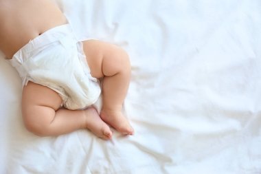 Evdeki yatakta uyuyan tatlı bir bebek.