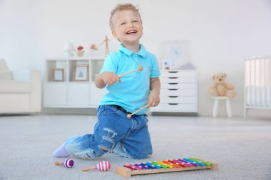 Şirin küçük çocuk. 