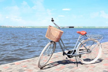 Hasır sepet üzerinde dolgu güneşli gün ile Bisiklet