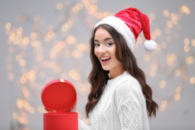 heyecanlı Bayan hediye kutusu açma 