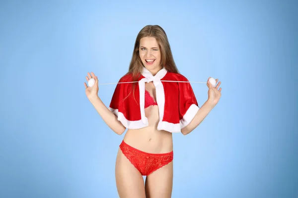 Femme attrayante dans le poncho de Noël — Photo