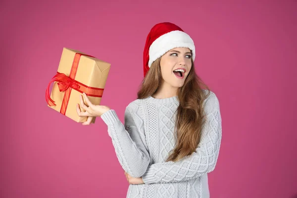 Joven dama en sombrero de Navidad — Foto de Stock