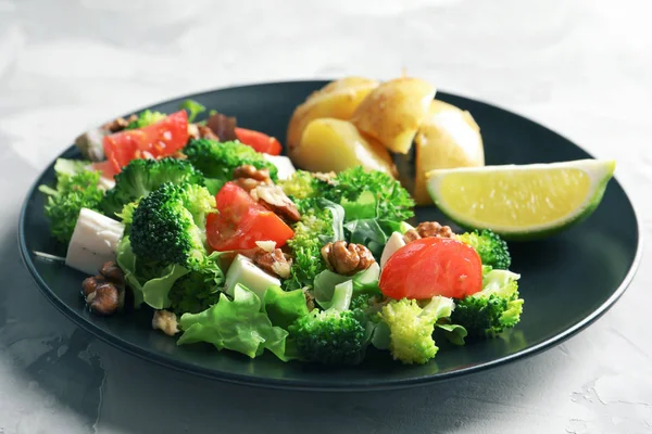 Placa con ensalada de brócoli — Foto de Stock