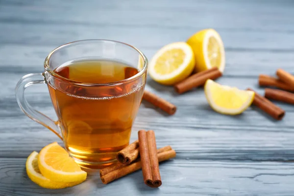Aromatický horký skořicový čaj — Stock fotografie