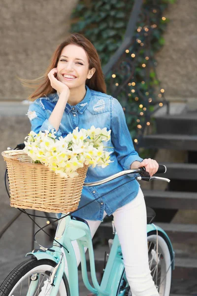 Jeune fille avec vélo — Photo