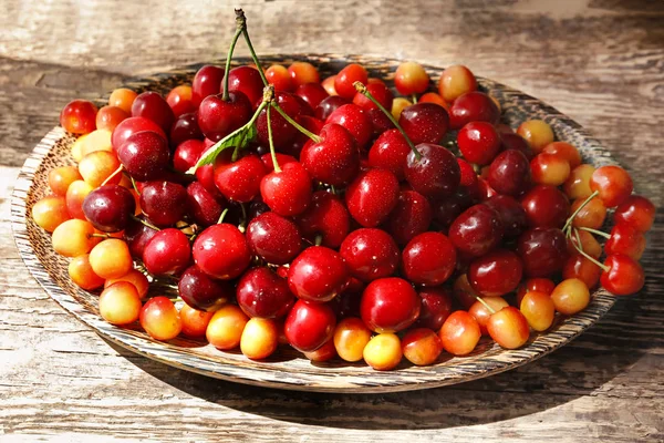 Plate with fresh ripe cherries — Stock Photo, Image