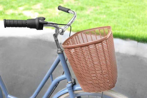 Rower z wiklinowym koszu na ulicy — Zdjęcie stockowe