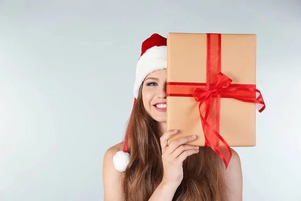 Beautiful lady holding gift box — Stock Photo, Image