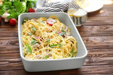 Lezzetli kızarmış Türkiye lazanya 