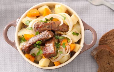 Lezzetli et ve patates ile güveç