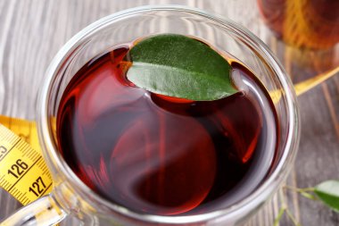 Fincan çay ve ölçüm bandı