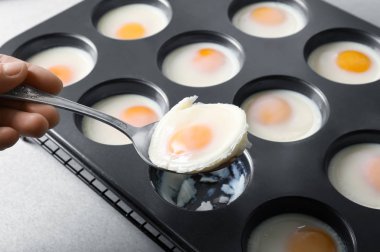 Pişmiş yumurta kaşıkla tutan kadın 