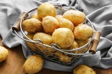 Genç patates ile metal sepet  