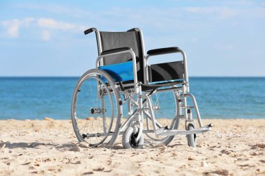 Deniz kıyısında tekerlekli sandalye