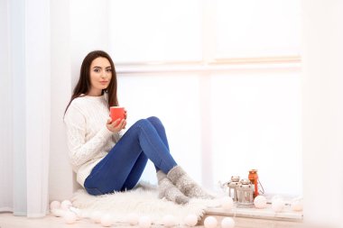 Kupası çekici genç bir bayanla 