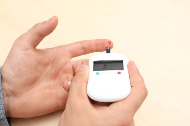 Dijital Şeker Ölçüm kullanan adam 